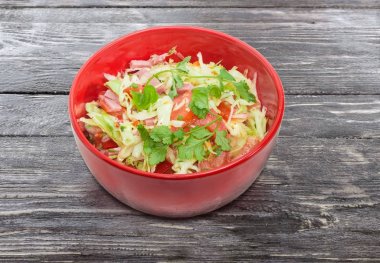 Ham kırmızı salata kasesi ile sebze salatası