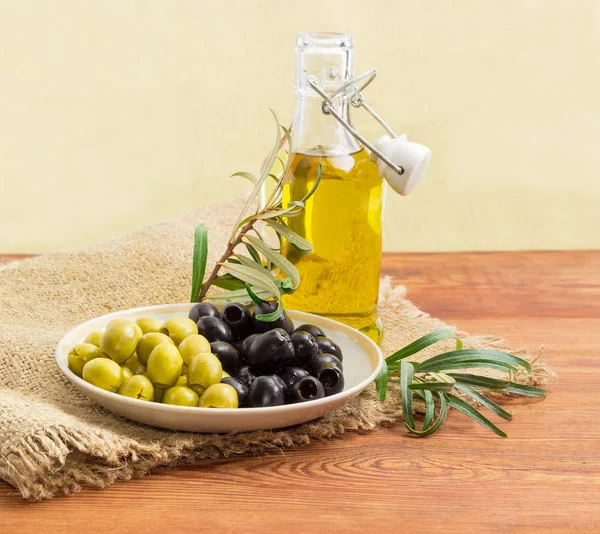 Olives noires et vertes, branches d'olive et huile d'olive — Photo