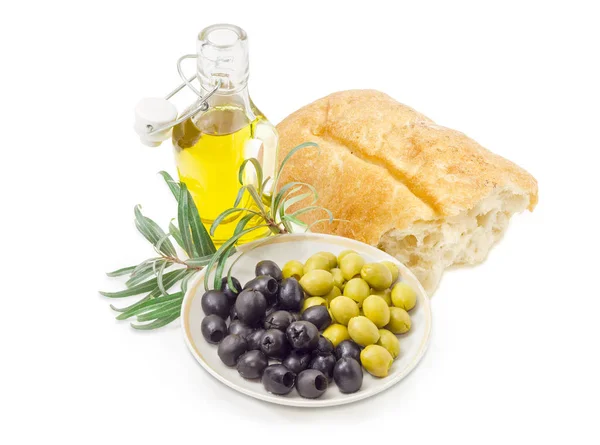 Olives noires et vertes, branche d'olive, ciabatta et huile d'olive — Photo