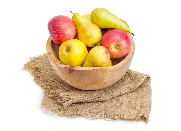 Rote und gelbe Äpfel und Birnen in hölzerner Obstschale — Stockfoto
