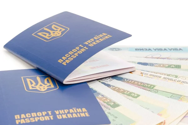 Pasaportes ucranianos en un contexto de visados de viaje de primer plano — Foto de Stock