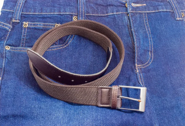 Cintura elastica marrone su un jeans azzurro — Foto Stock
