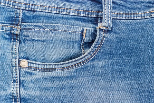 Fragment van de bovenkant van de gebruikte blauwe jeans — Stockfoto