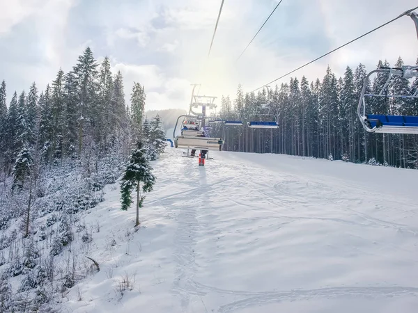 Sessellift im Fichtenwald im Skigebiet in den Karpaten — Stockfoto