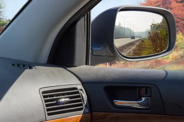 Autopista reflejada en el espejo retrovisor lateral del coche en otoño Fotos De Stock Sin Royalties Gratis