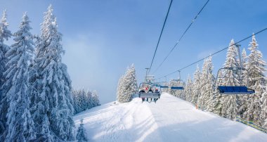 Telesiyej Kayak tatil beldesine Karpatlar Ladin bir ormanda
