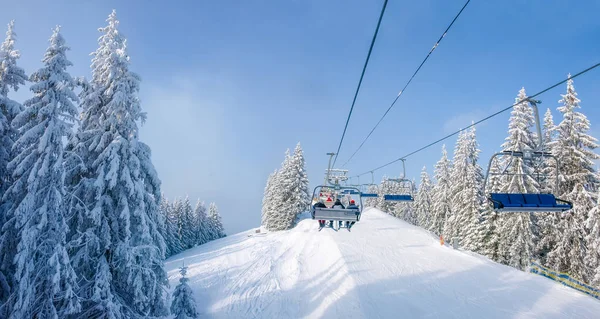 Sessellift im Fichtenwald im Skigebiet in den Karpaten — Stockfoto