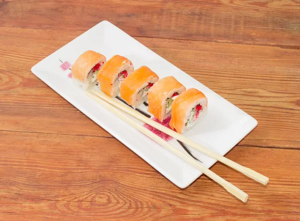 Sushi con salmón con palillos en plato rectangular —  Fotos de Stock