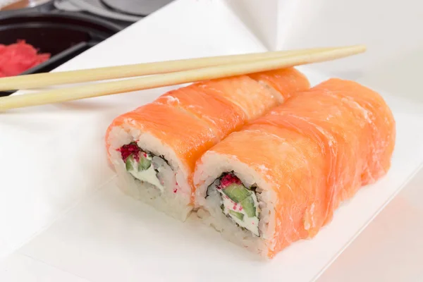 Sushi con salmón en caja para comida para llevar de cerca —  Fotos de Stock