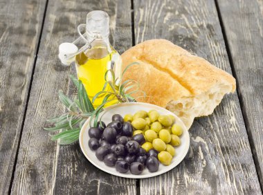 Siyah ve yeşil zeytin, zeytin dalı, ciabatta ve zeytin yağı
