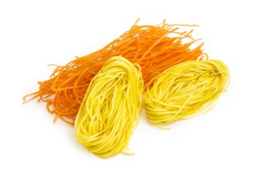 İki beyaz bir arka plan üzerinde pişmemiş makarna çeşitleri