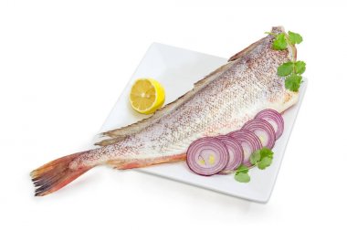 Beyaz çanak üzerinde limon ve kırmızı soğan, çiğ kırmızı cod