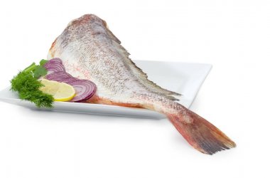 Dereotu, dilimlenmiş limon ve soğan closeup çiğ kırmızı cod