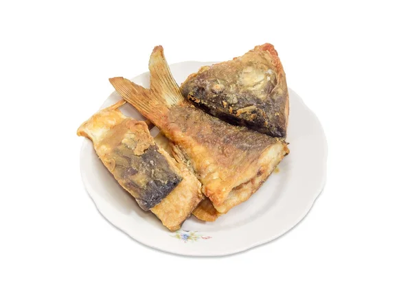 Pedaços fritos de carpa no prato em um fundo branco — Fotografia de Stock