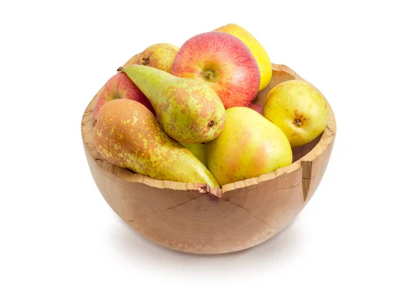 Äpfel und Birnen in der hölzernen Obstschale — Stockfoto