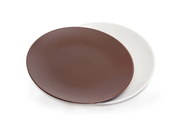 Dos platos de cerámica vacíos diferentes colores sobre un fondo blanco — Foto de Stock