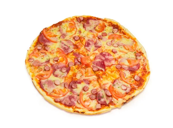 Pizza avec différentes saucisses sur fond blanc — Photo