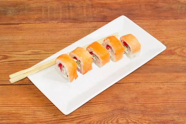 Sushi con salmón con palillos en plato rectangular —  Fotos de Stock