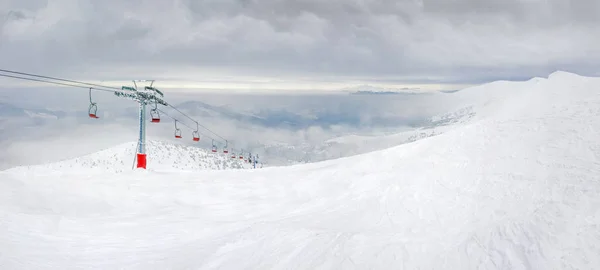 Sessellift am baumlosen Berghang im Skigebiet in den Karpaten — Stockfoto