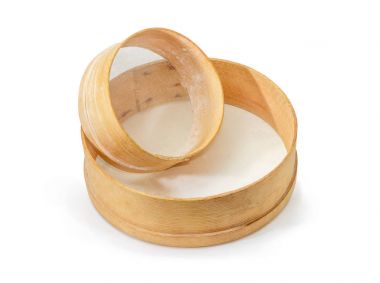 Beyaz bir arka plan üzerinde iki eski ahşap farklı elekler