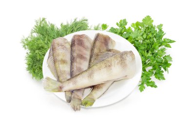 Otlar karşı beyaz bir tabak üzerinde çiğ notothenia