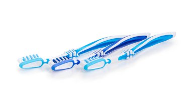 Beyaz mat yüzey portre üzerinde üç diş fırçaları