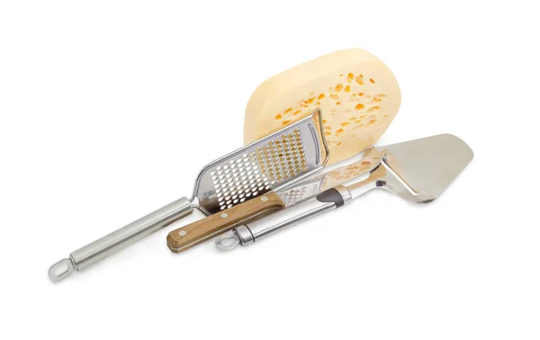 Сирний ніж, нарізка і терка біля шматочка сиру — стокове фото