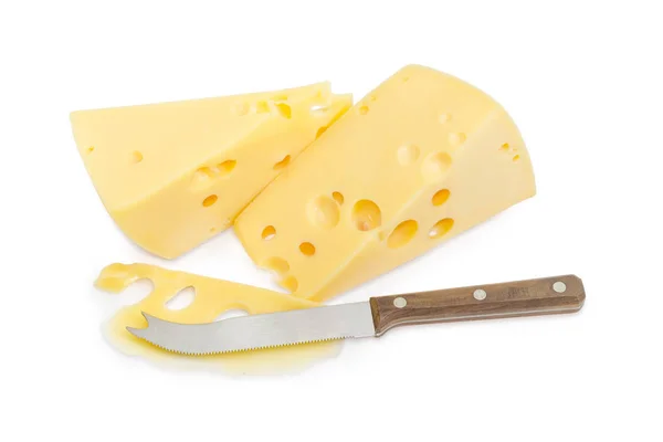 Couteau à fromage, tranche et deux morceaux de fromage de type suisse — Photo