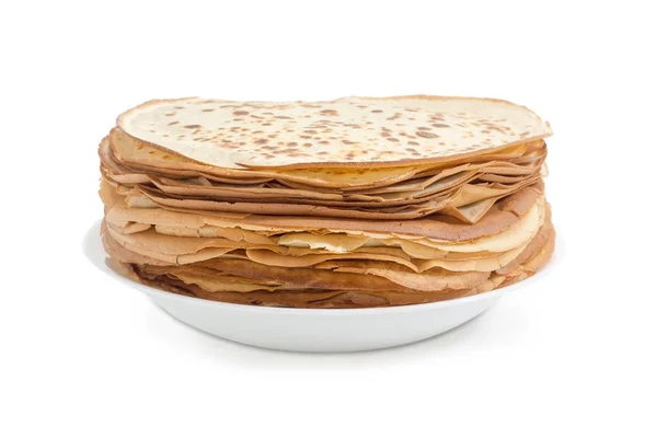 Stapel von dünnen runden Pfannkuchen auf weißem Teller — Stockfoto