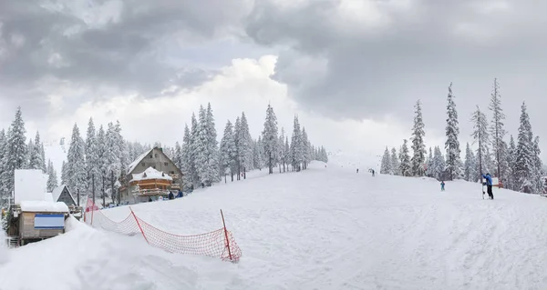 Declive de montanha com pistas de esqui em estância de esqui em Cárpatos — Fotografia de Stock