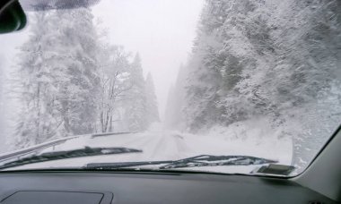Kış dağ yolu için araba cama görüntülemek