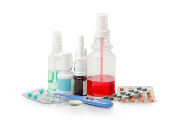 Medicamentos en forma de aerosoles, tabletas, cápsulas y termómetro médico —  Fotos de Stock