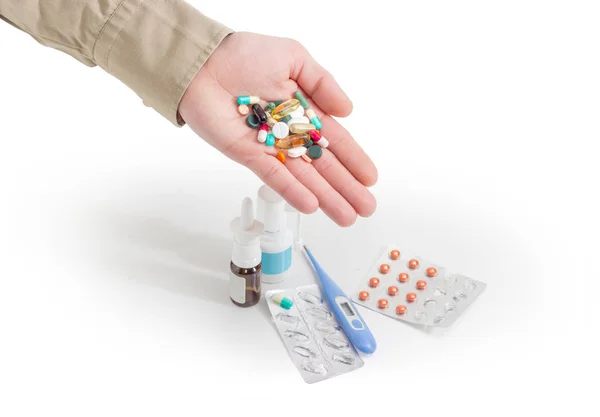 Comprimidos y cápsulas en manos humanas frente a otros medicamentos —  Fotos de Stock