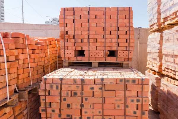 Ladrillos rojos de calidad variable en un almacén al aire libre —  Fotos de Stock