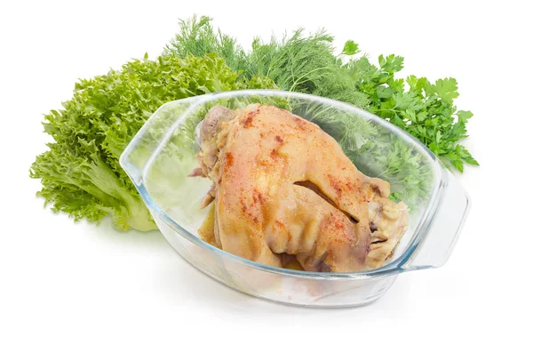 Daging ham panggang dalam panci casserole kaca melawan hijau — Stok Foto