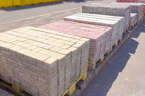 Azulejos de pavimento decorativo de concreto varicolorido em uma guerra ao ar livre — Fotografia de Stock