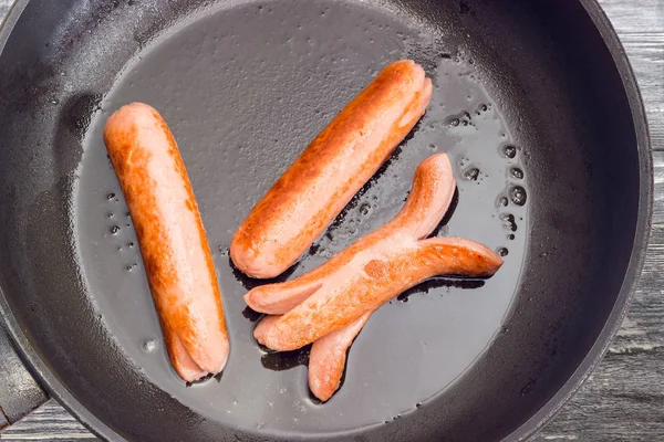 Fried Viyana sosis tava portre üzerinde — Stok fotoğraf