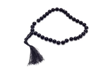 Beyaz bir arka plan üzerinde siyah tespih