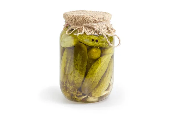 Ingeblikte komkommers in glazen pot op een witte achtergrond — Stockfoto