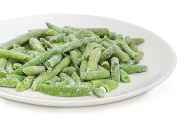 Beyaz tabak portre kesilmiş yeşil fasulye dondurulmuş