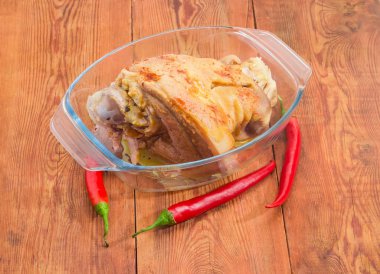 Cam Tencere tava ve biber yanında fırında jambon