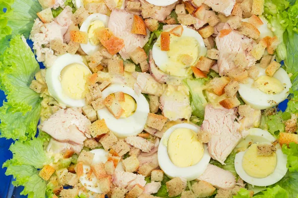 Háttere saláta főtt csirke, tojás, kenyér rusks, Vegeta — Stock Fotó