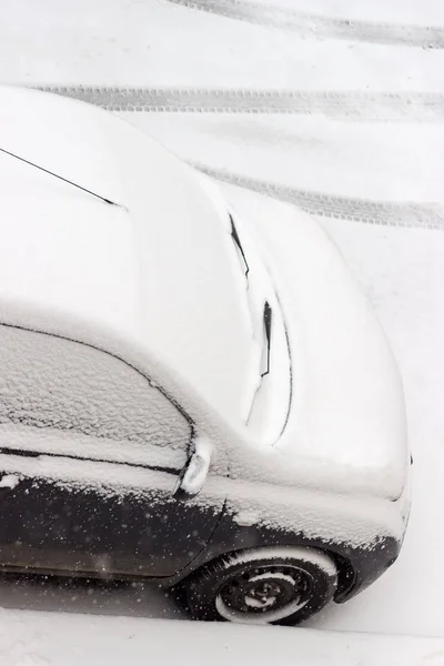 Autó első töredéke hóval során a hóvihar — Stock Fotó