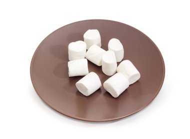 Kahverengi bir tabak üzerinde beyaz hatmi