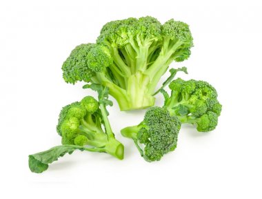 Beyaz bir arka plan üzerinde taze hasat brokoli 