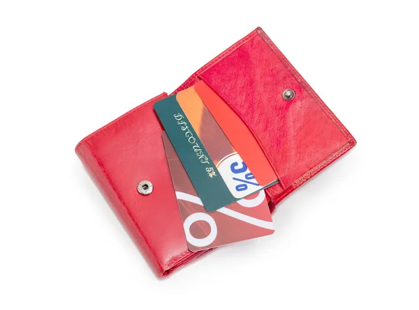Tarjetas de descuento en cartera de cuero rojo sobre fondo blanco — Foto de Stock