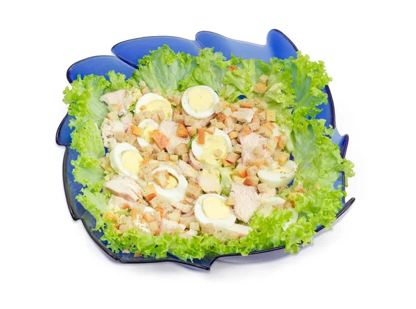 Salát z vařené kuře, vejce, chléb a suchary, zeleninu closeup — Stock fotografie