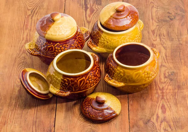 Lege klei potten voor koken op een rustieke tafel — Stockfoto