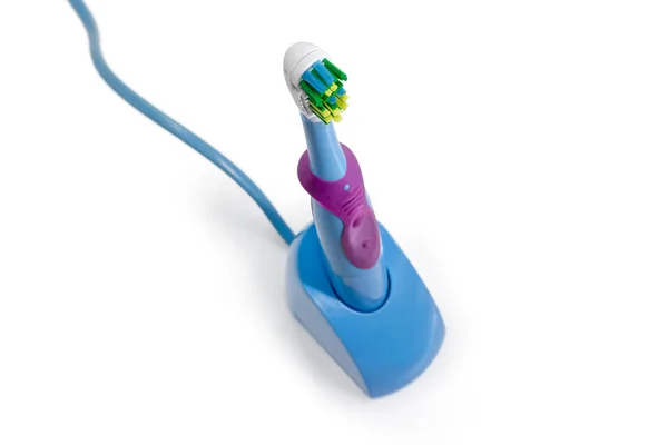 Cepillo de dientes eléctrico en el primer plano de la base de carga en enfoque selectivo —  Fotos de Stock