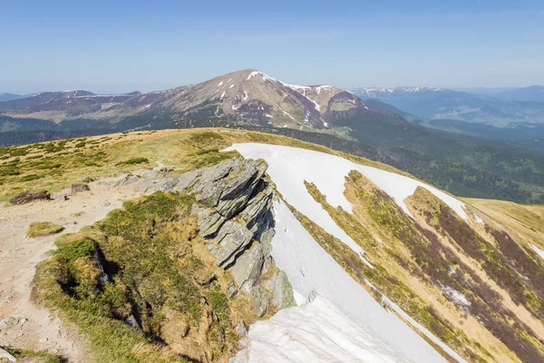 Chaînes de montagnes avec les restes de neige dans les Carpates — Photo